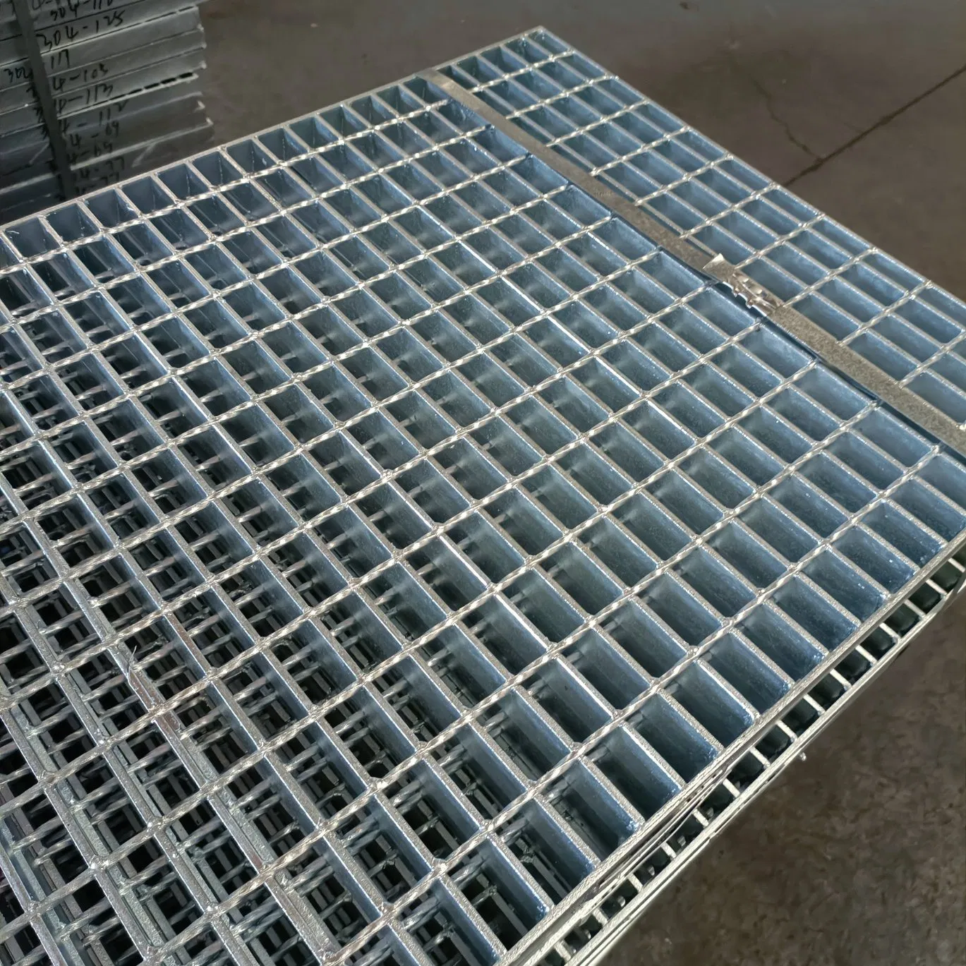 Premium Galvanized Anti-Slip Steel Grating Walkway for Safe Access
