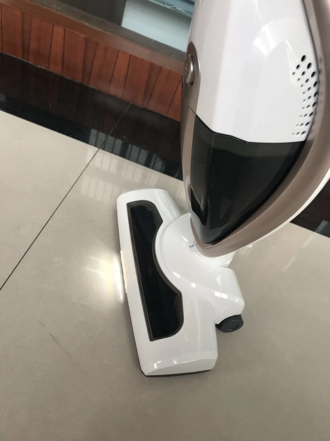 Compact and Cordless Vacuum Cleaner with 18.5V Battery Power