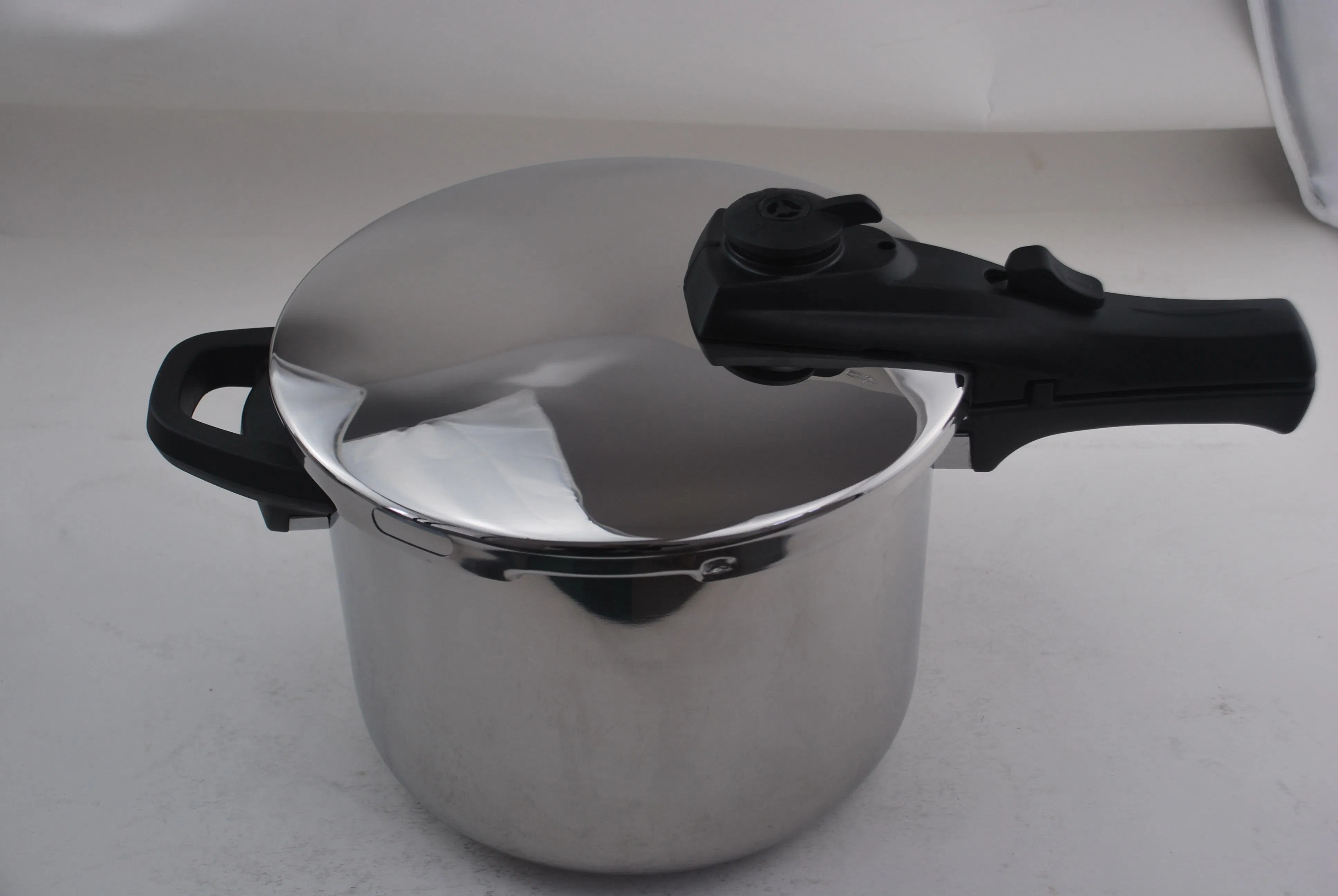 Скороварка из нержавеющей стали 22 см с антипригарным покрытием