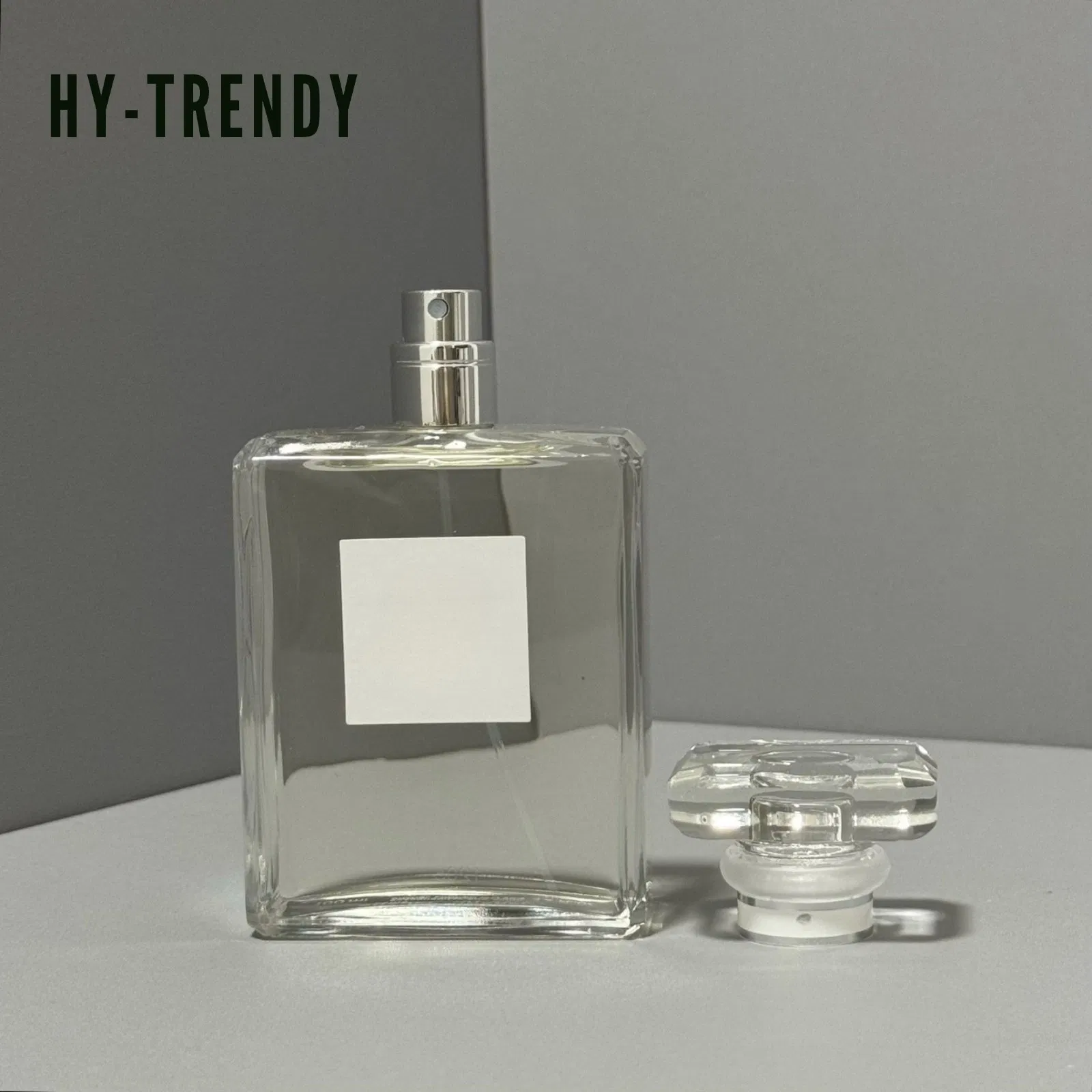 Женские духи в стеклянном флаконе, цветочный аромат