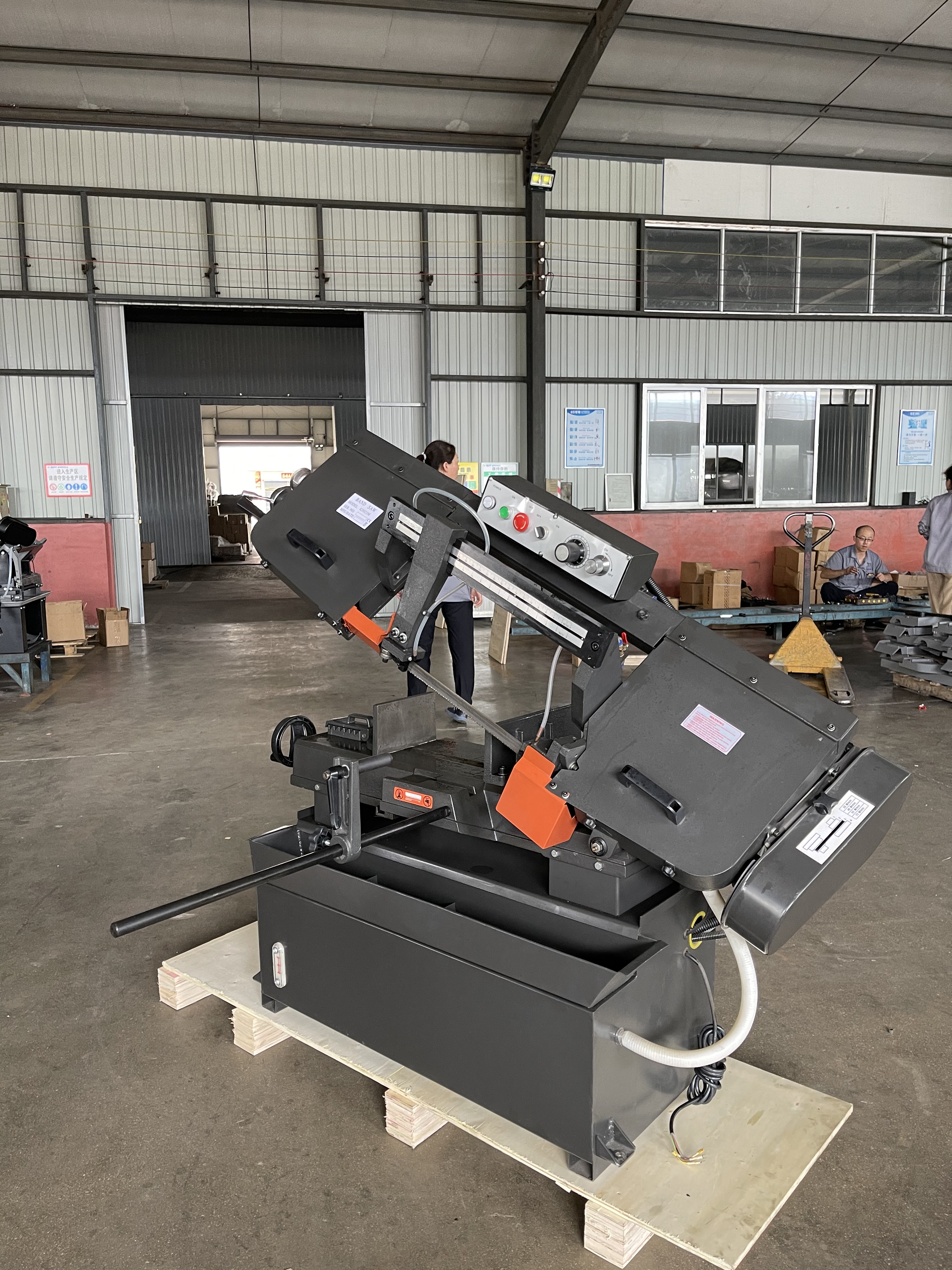 Ленточная пила по металлу промышленная горизонтальная