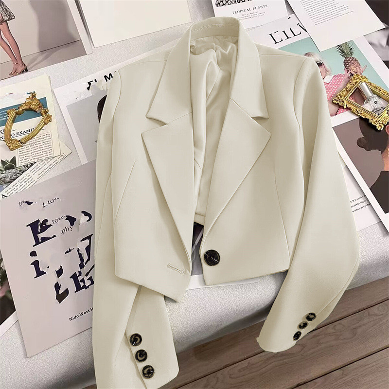 Блейзер женский весна-осень с лацканами на пуговице