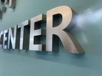 High-Brightness Glowing Long-Lasting Modern Box Sign for Sophisticated Retail Ambiance