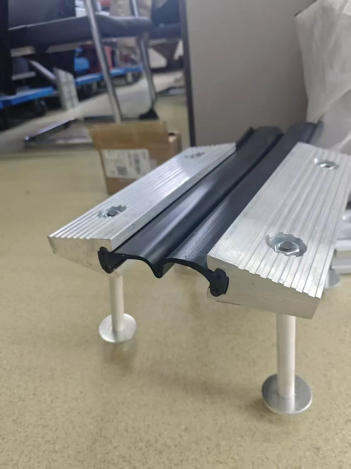 Aluminum Alloy Bridge Expansion Joints Durable Modular Construction Joint for Highway Bridge Deck Road Seismic Resistant Expansion Joint