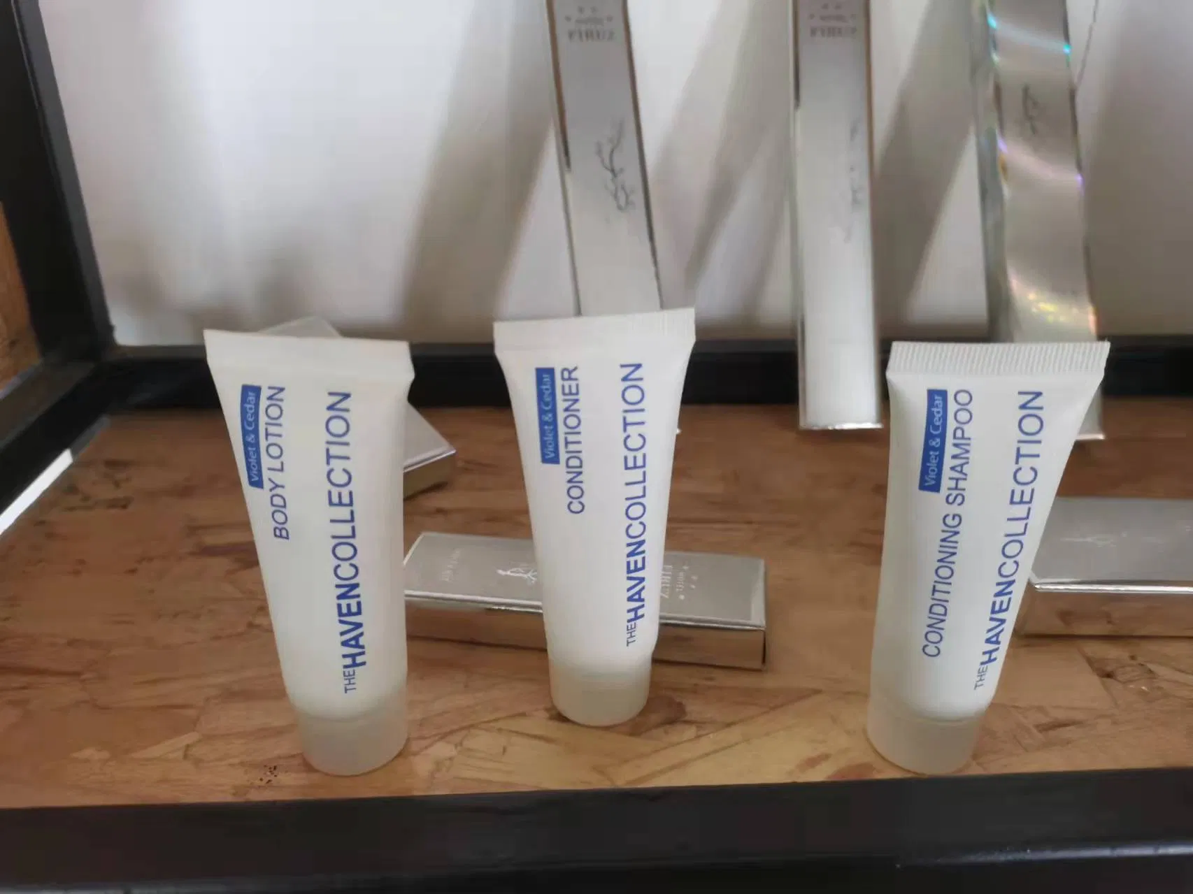 Wholesale Squeezer Plastic Empty Aluminum Hotel Cosmetic Tube 02