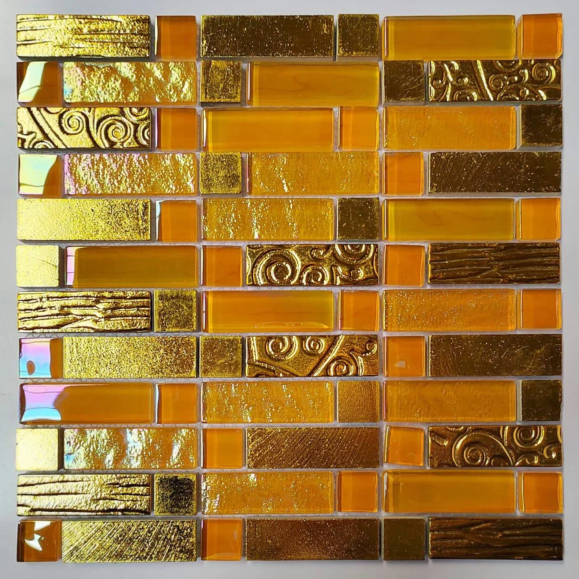 Мозаика из стекла с металлическими акцентами