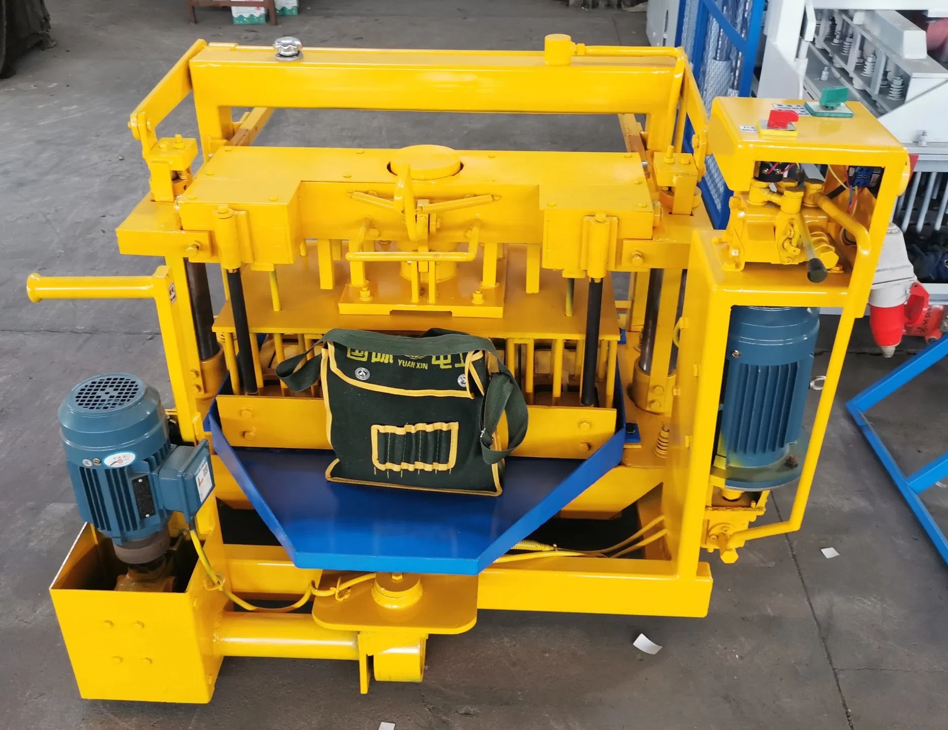 Qtj6-30 Mobile Concrete Block Forming Machine with Low Capacity