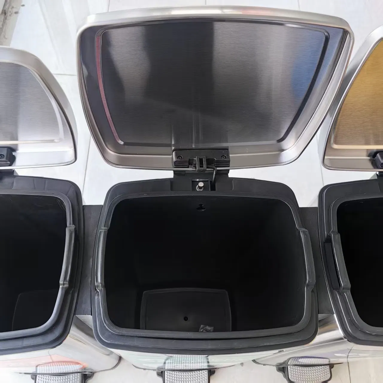 Ножная мусорная урна из нержавеющей стали 90л