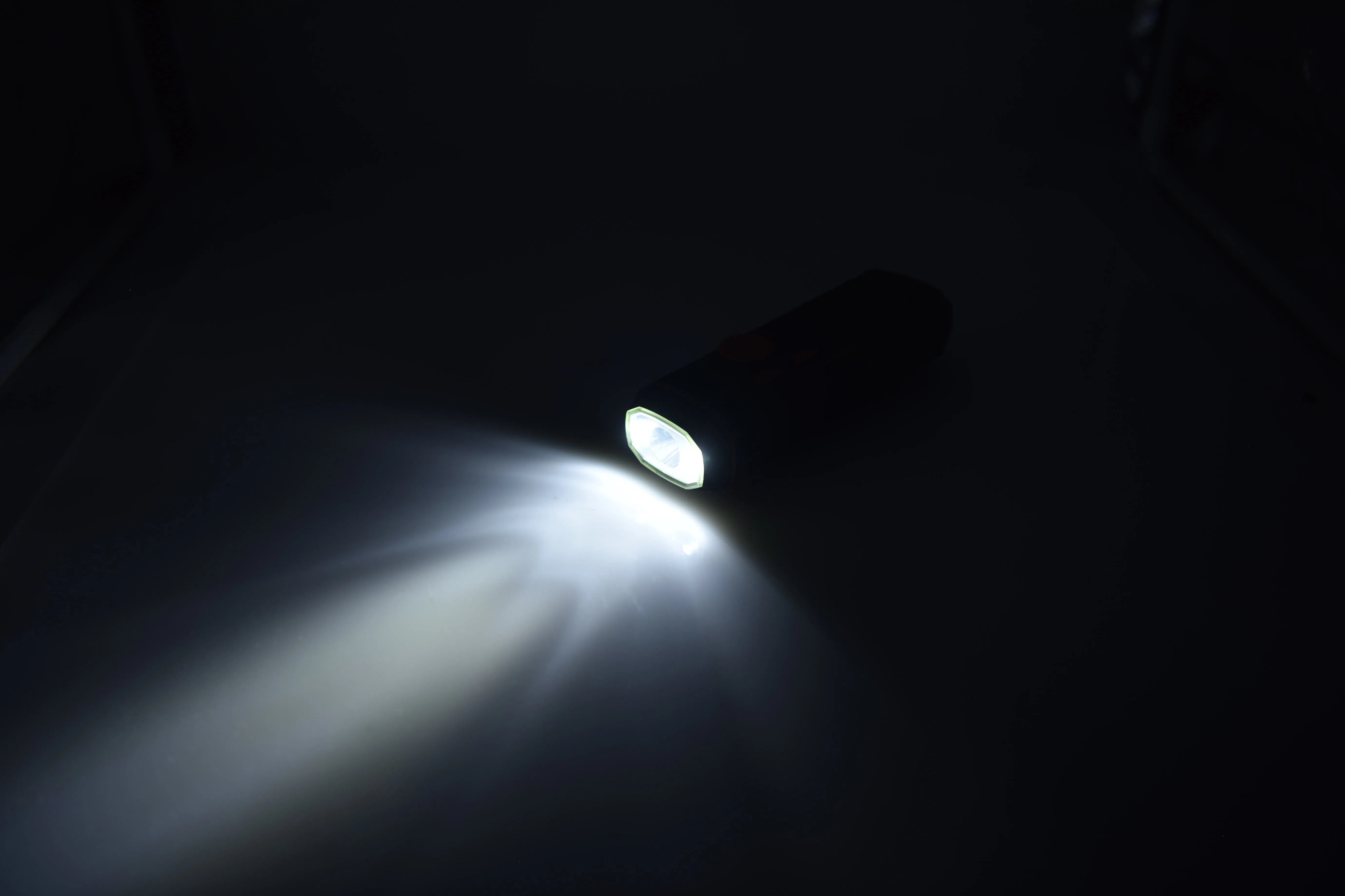 Портативное радио с фонариком и зарядкой для телефона