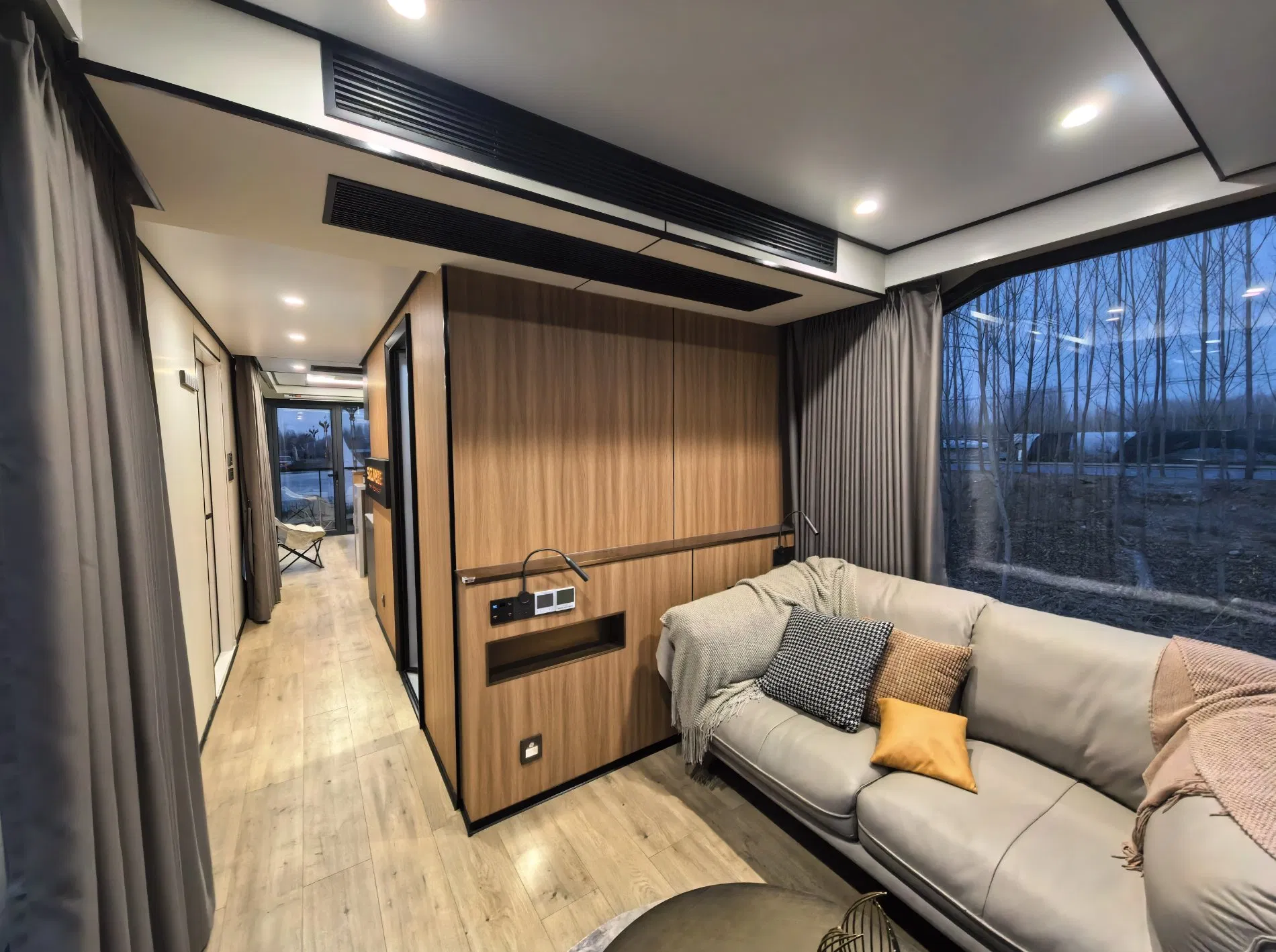 Luxury Prefab Villa House Durable Prefabricated Modular Mobile Home Outdoor Smart Voice Control Space Capsule House