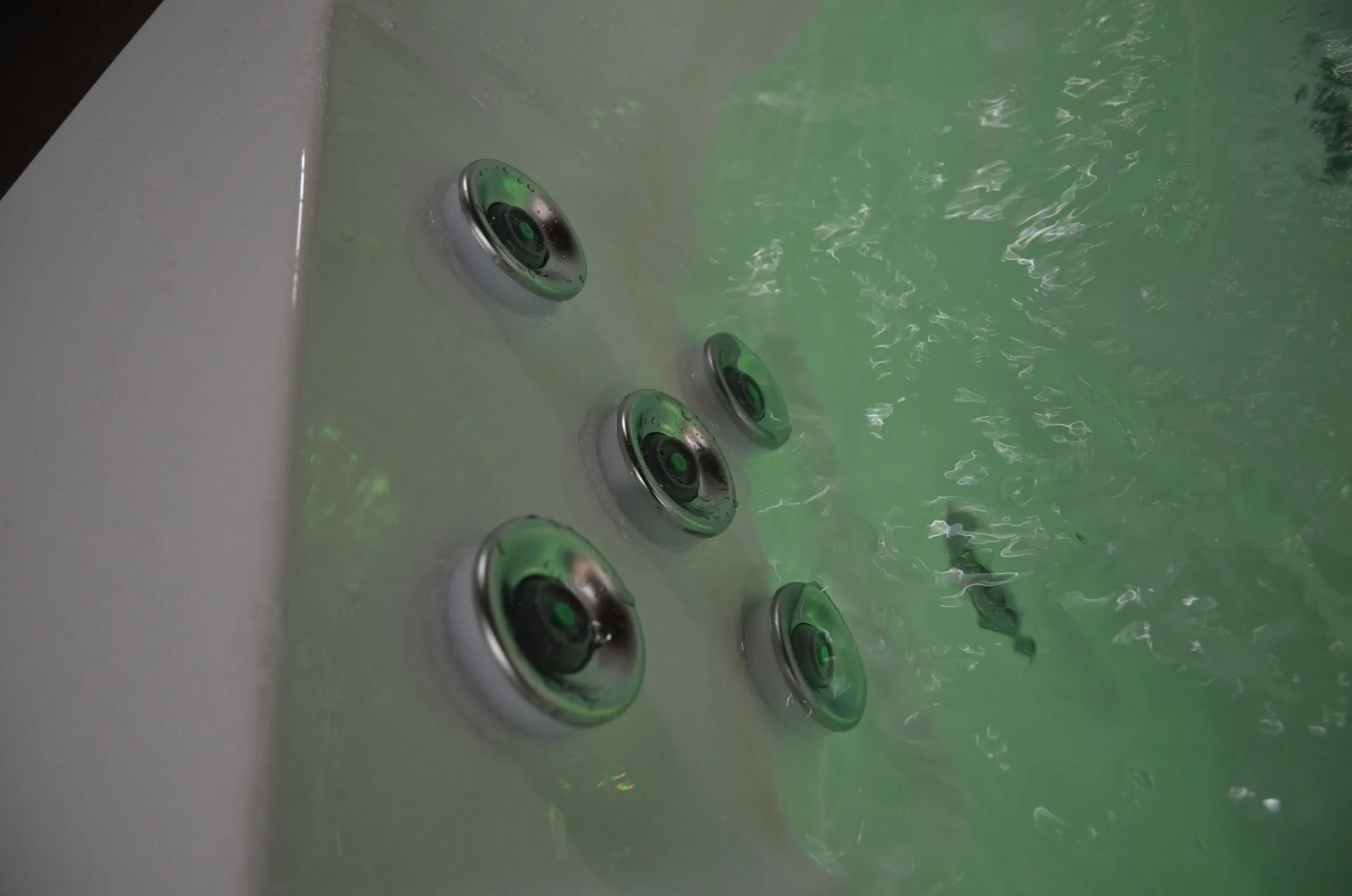 Угловая акриловая ванна с гидромассажем и подсветкой