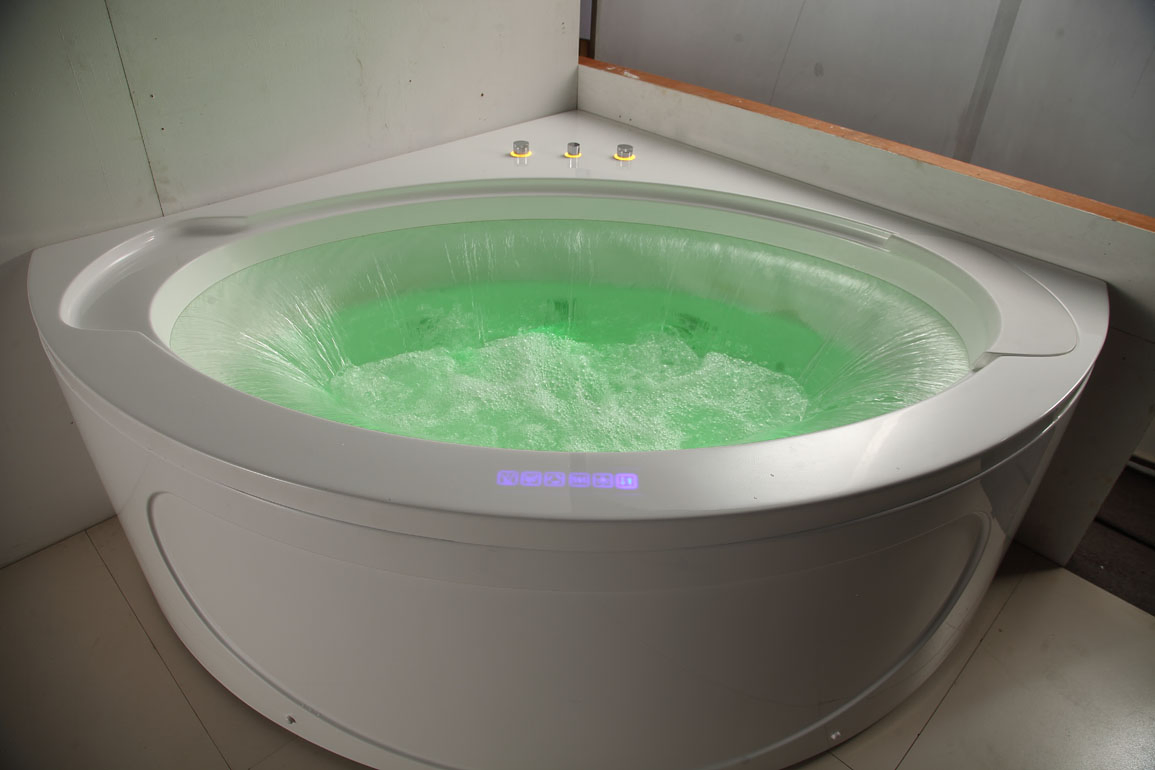 Угловая акриловая ванна с водопадом и гидромассажем