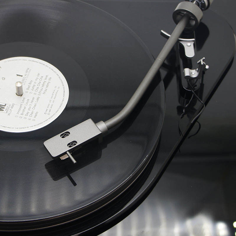 New Design HiFi Turntable Lp Vinyl Record Player with Bt Bluetooth FM Radio and Built-in Stereo Speaker