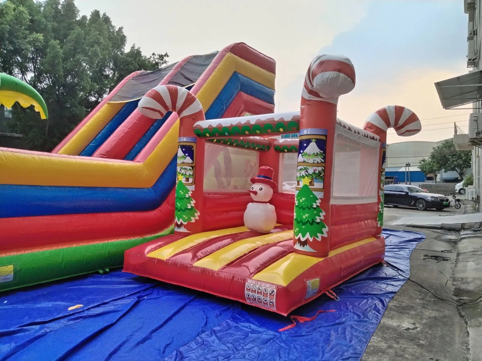 Christmas Themed Inflatable Bouncy Castle for Winter Holiday Fun and Outdoor Play Activity