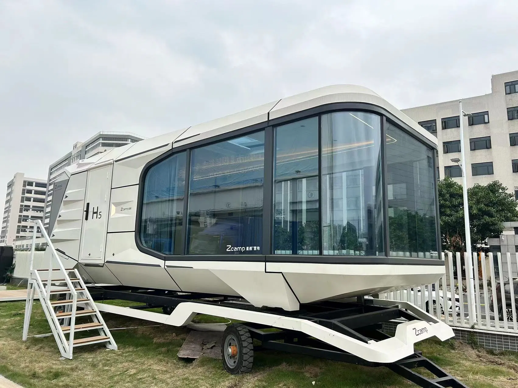 Furnished Tiny House on Wheels Movable Capsule House for Relaxed with Kitchen