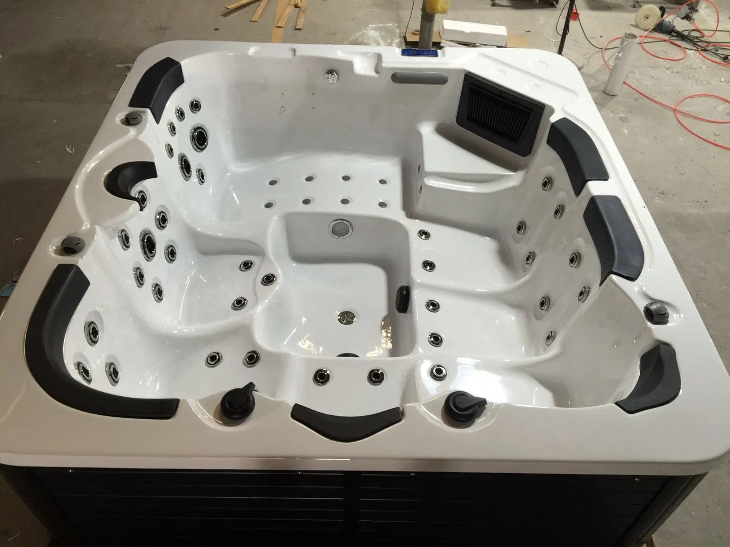 Большая ванна с гидромассажем для улицы и дома