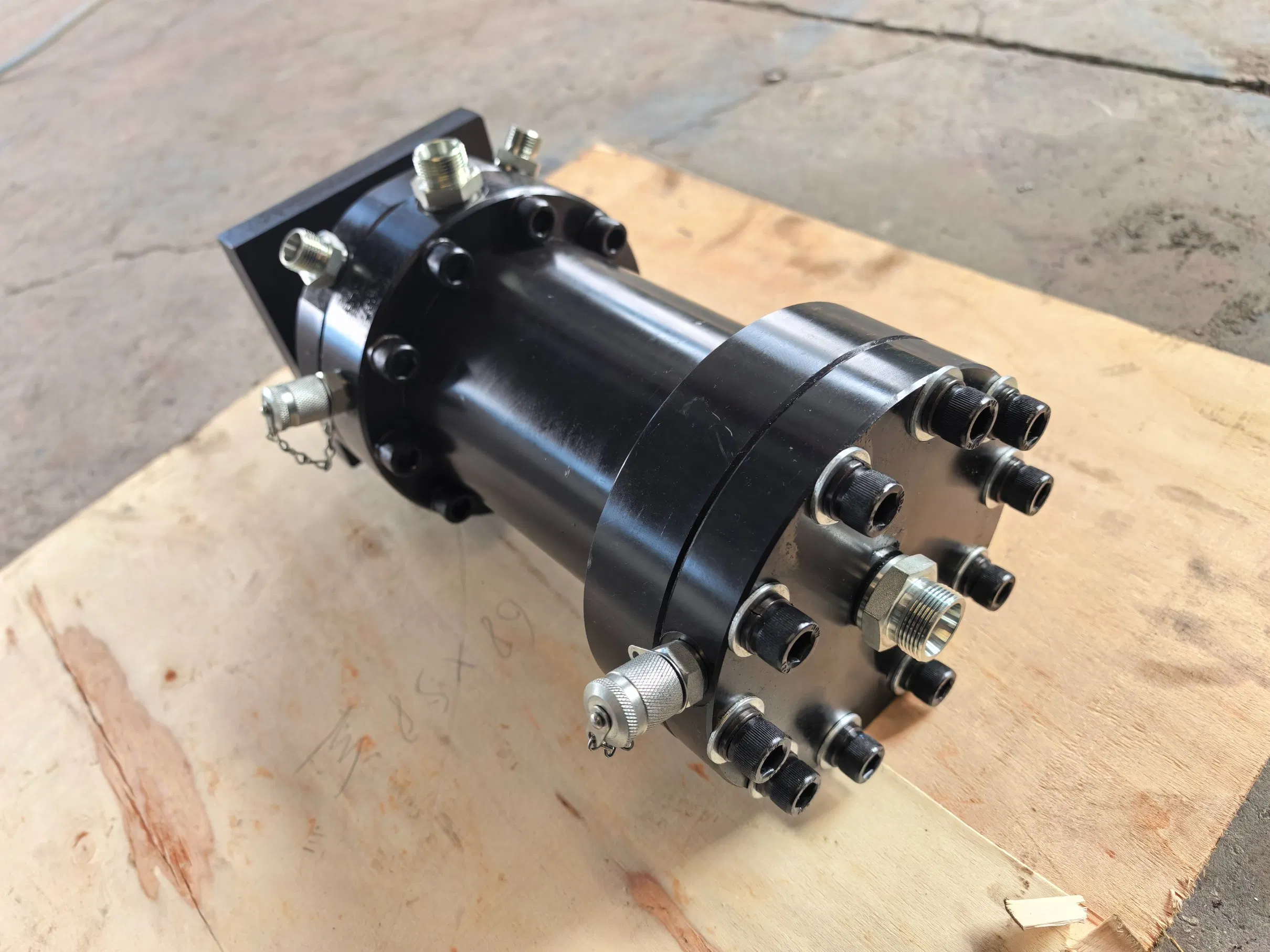 Гидроцилиндр двухстороннего действия водяного охлаждения 280°C