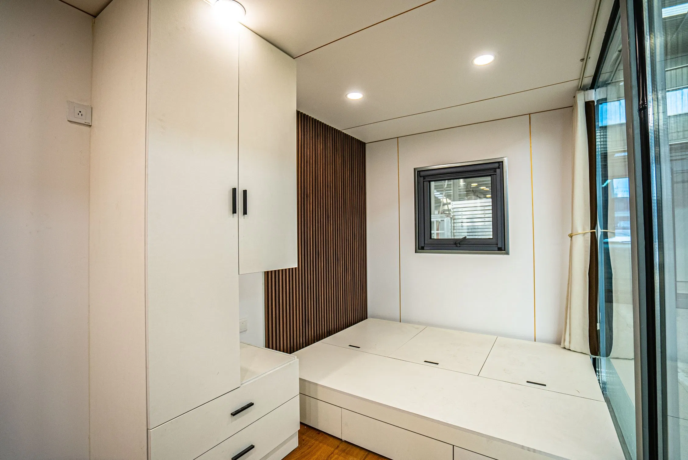 Mobile Container Hotel Prefabricated Futuristic Capsule House for Touring Prefab House