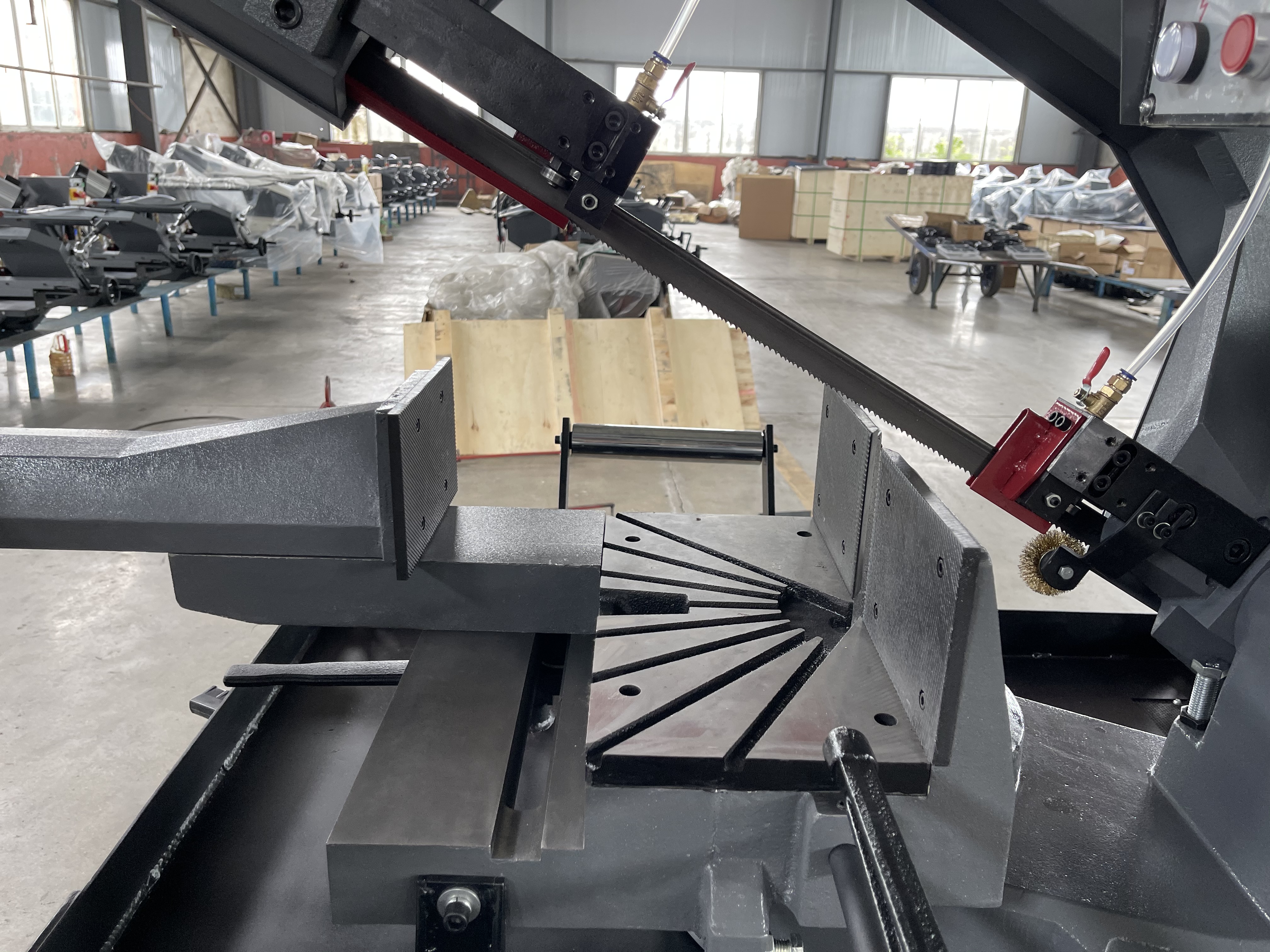 Пила ленточная горизонтальная по металлу ременной привод