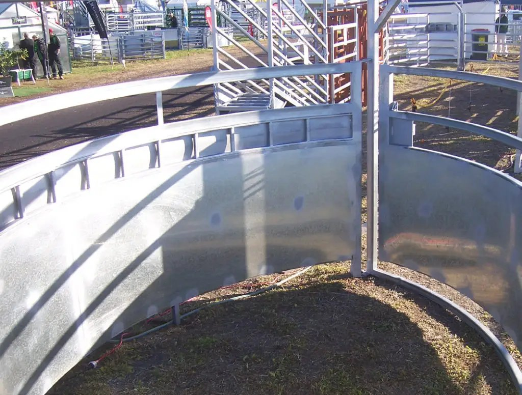 Reliable Cattle Safety Gate for Efficient Round Yard Management
