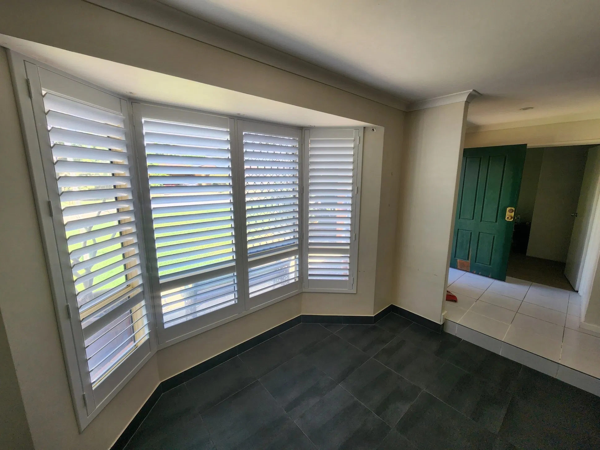 Factory Custom Internal Decor Wood Plantation Window Shutters Bay Window