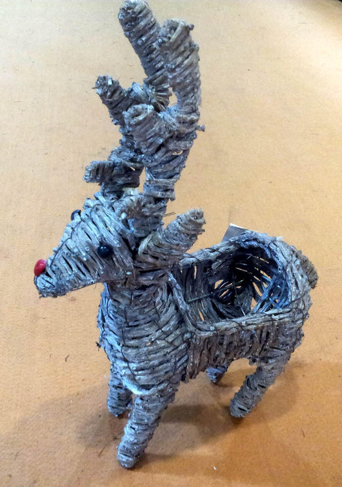 Кашпо-олень из ротанга для праздничного декора