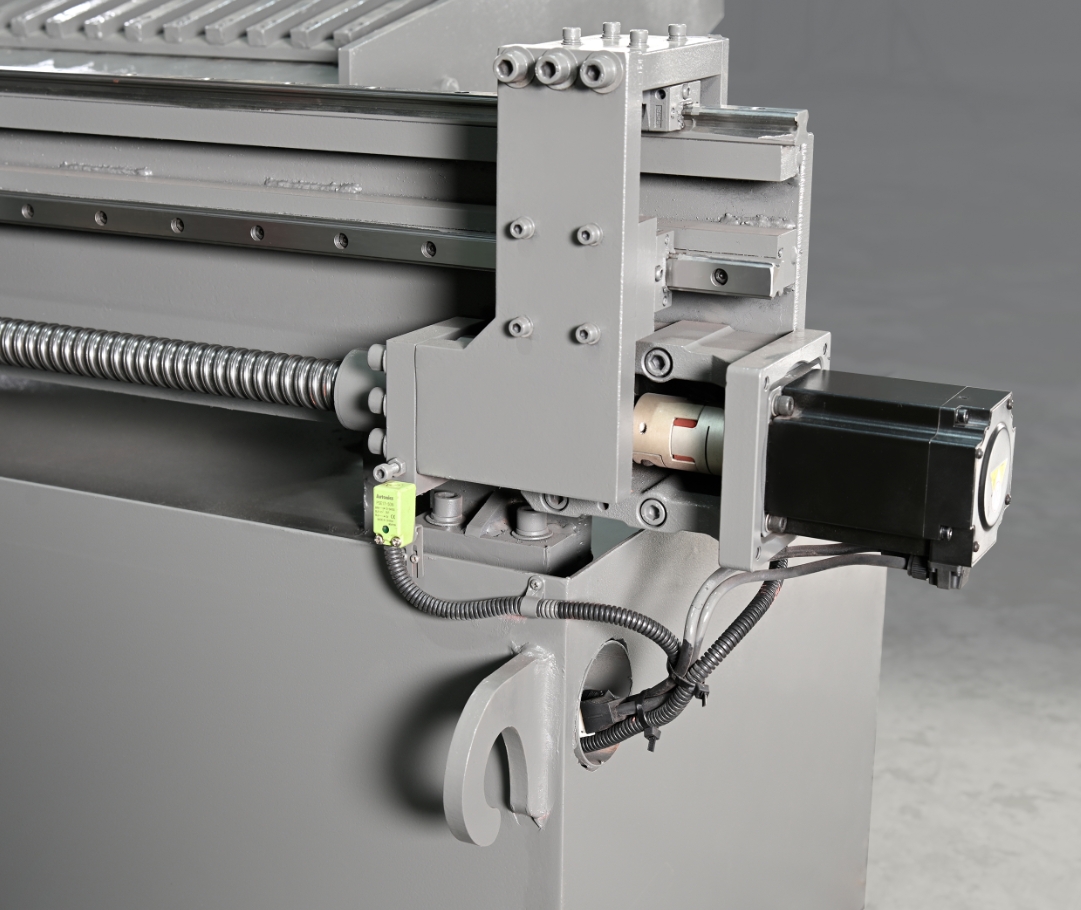 Ленточная пила по металлу полуавтоматическая с регулируемым углом