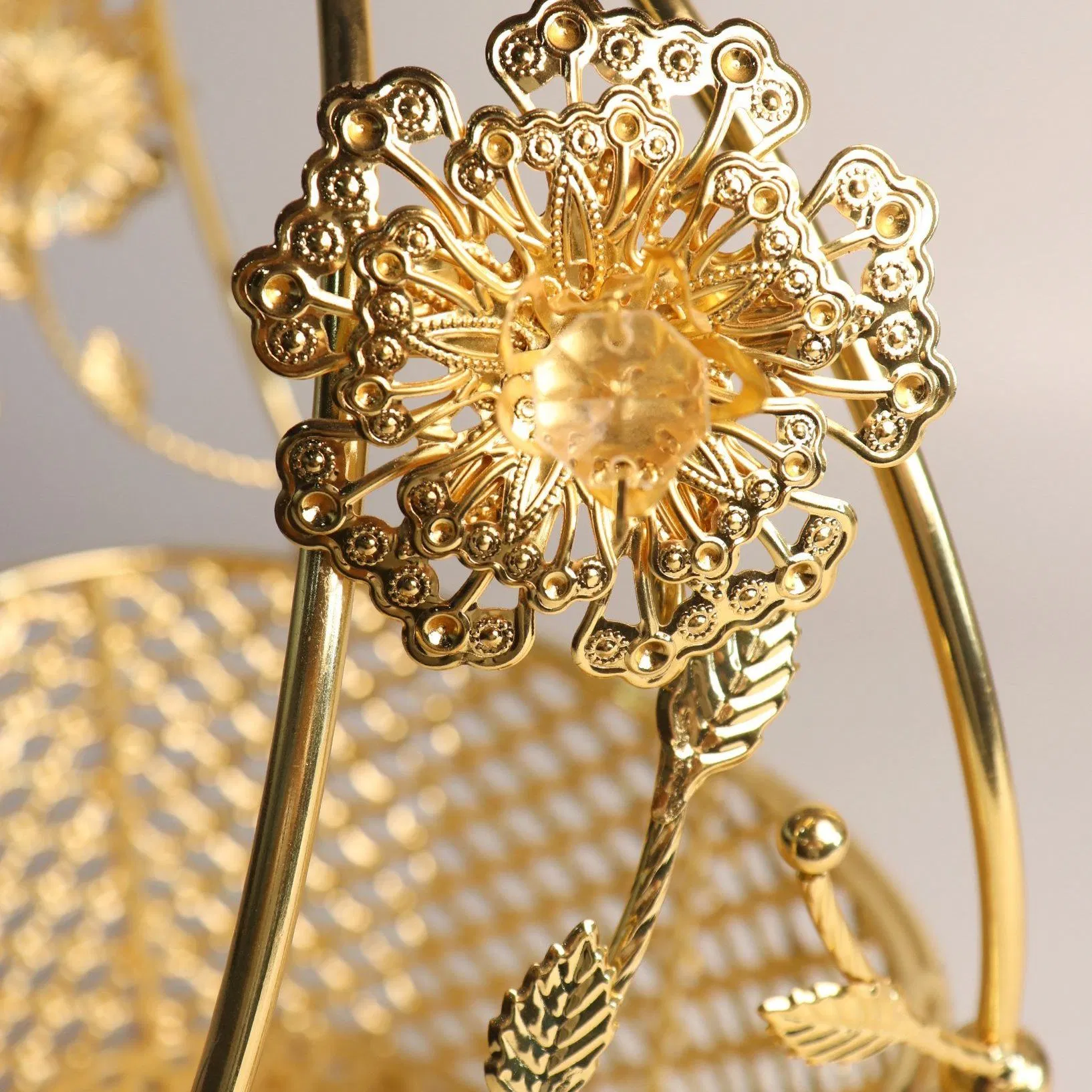 Elegant Gilded Iron Art Fruit Basket for Modern Dining Table Decor