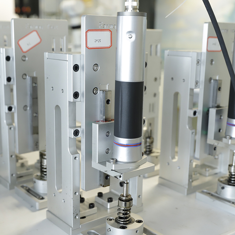 Аккумуляторный шуруповерт с контролем крутящего момента