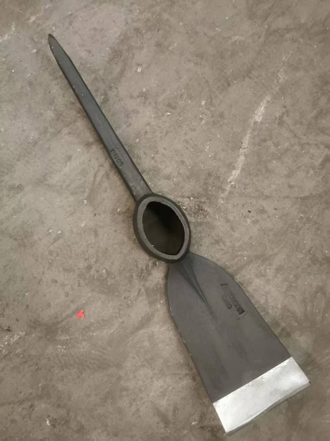 Household Agricultural Steel Shovel, Lightweight and Easy to Use for Shoveling Sand and Filling Soil, a Helpful Tool for Home Infrastructure.