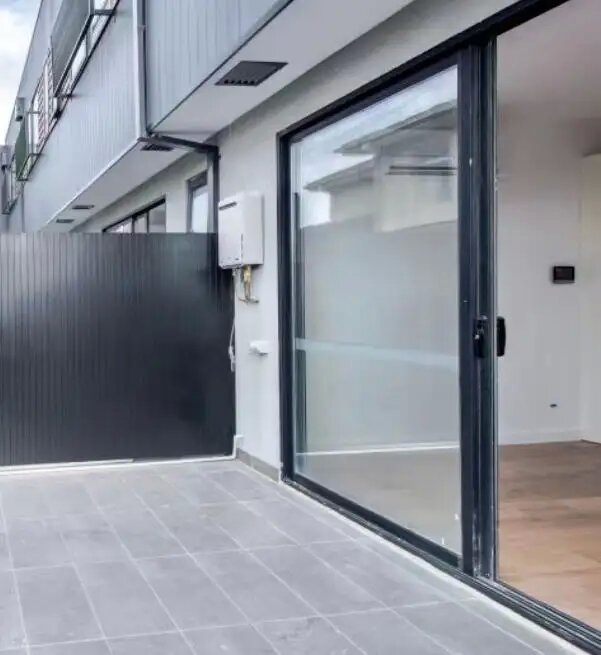 Раздвижная алюминиевая дверь с подъёмно-сдвижным механизмом