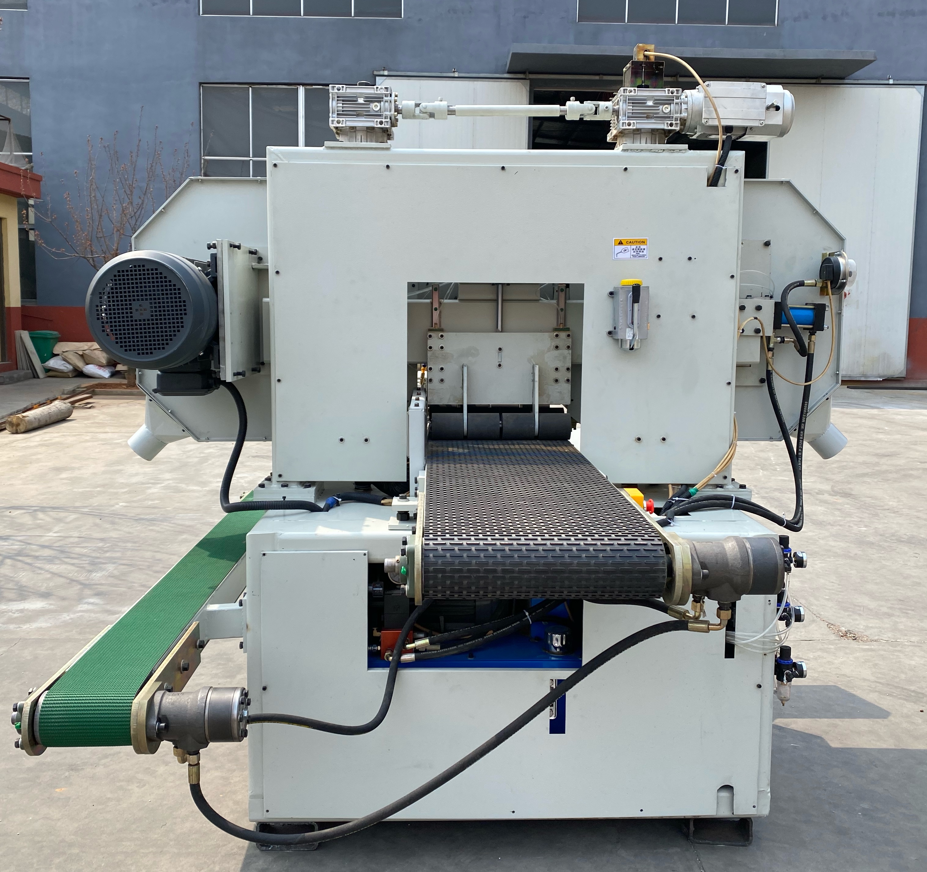 Станок для резки дерева горизонтальный ленточнопильный