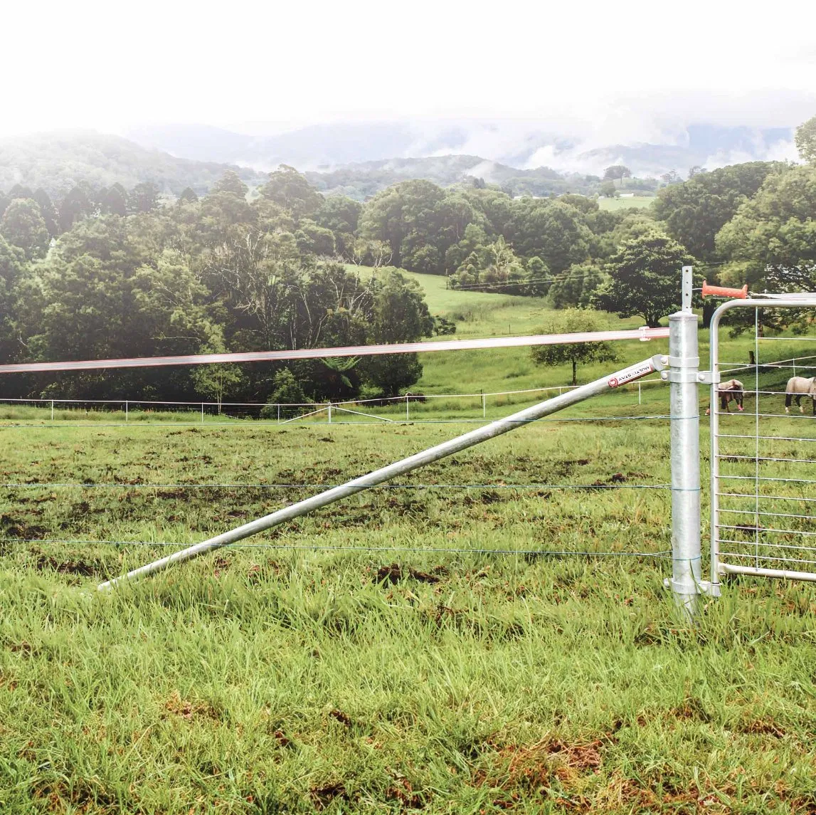 Cheap Combination Farm Fence Stay Post Assembly Galvanised Steel Round Strainer Post for Farm Fencing and Livestock Fence