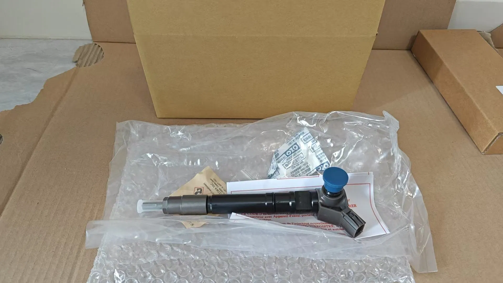 Топливная форсунка Common Rail Denso 295700-0560 для двигателя Toyota 2GD-FTV 2.4 л