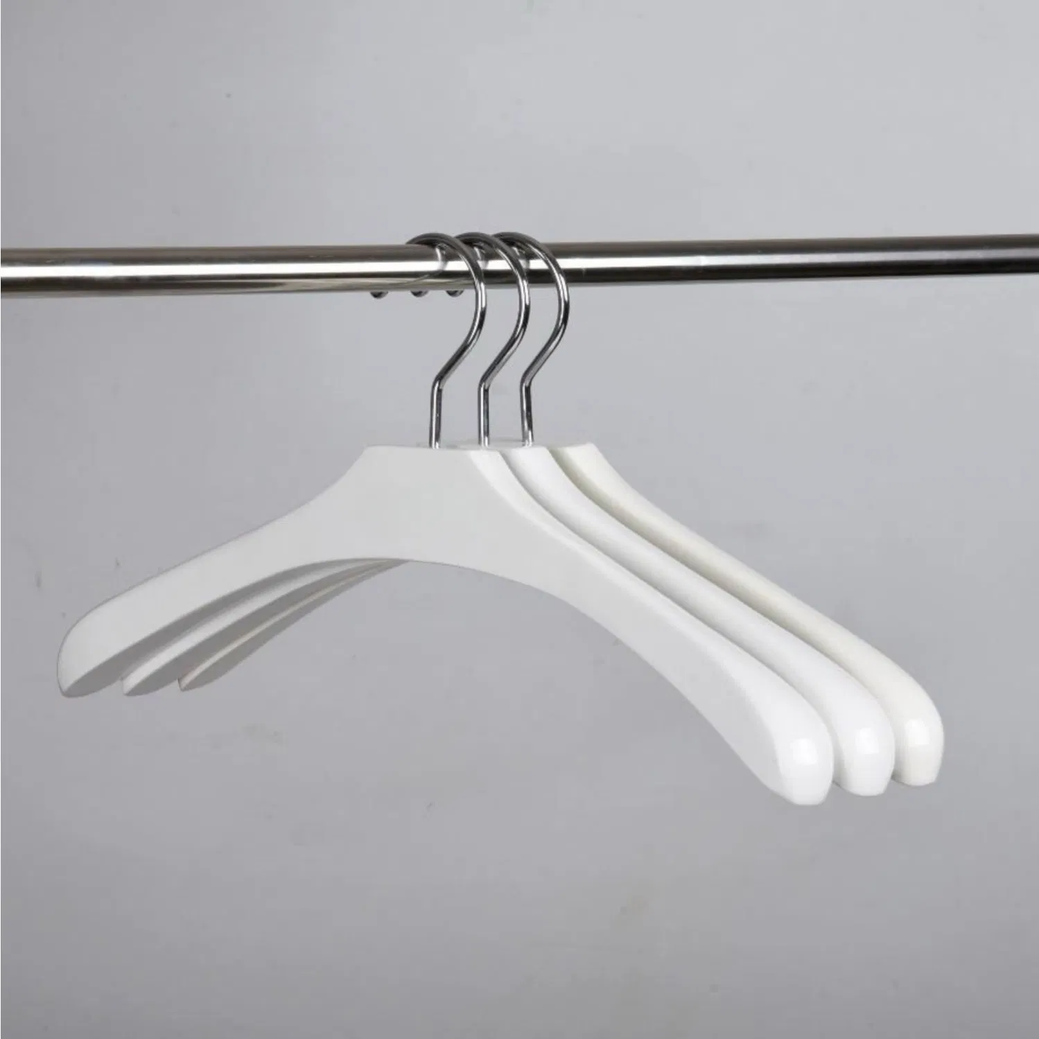 Тонкие пластиковые вешалки для экономии места в шкафу