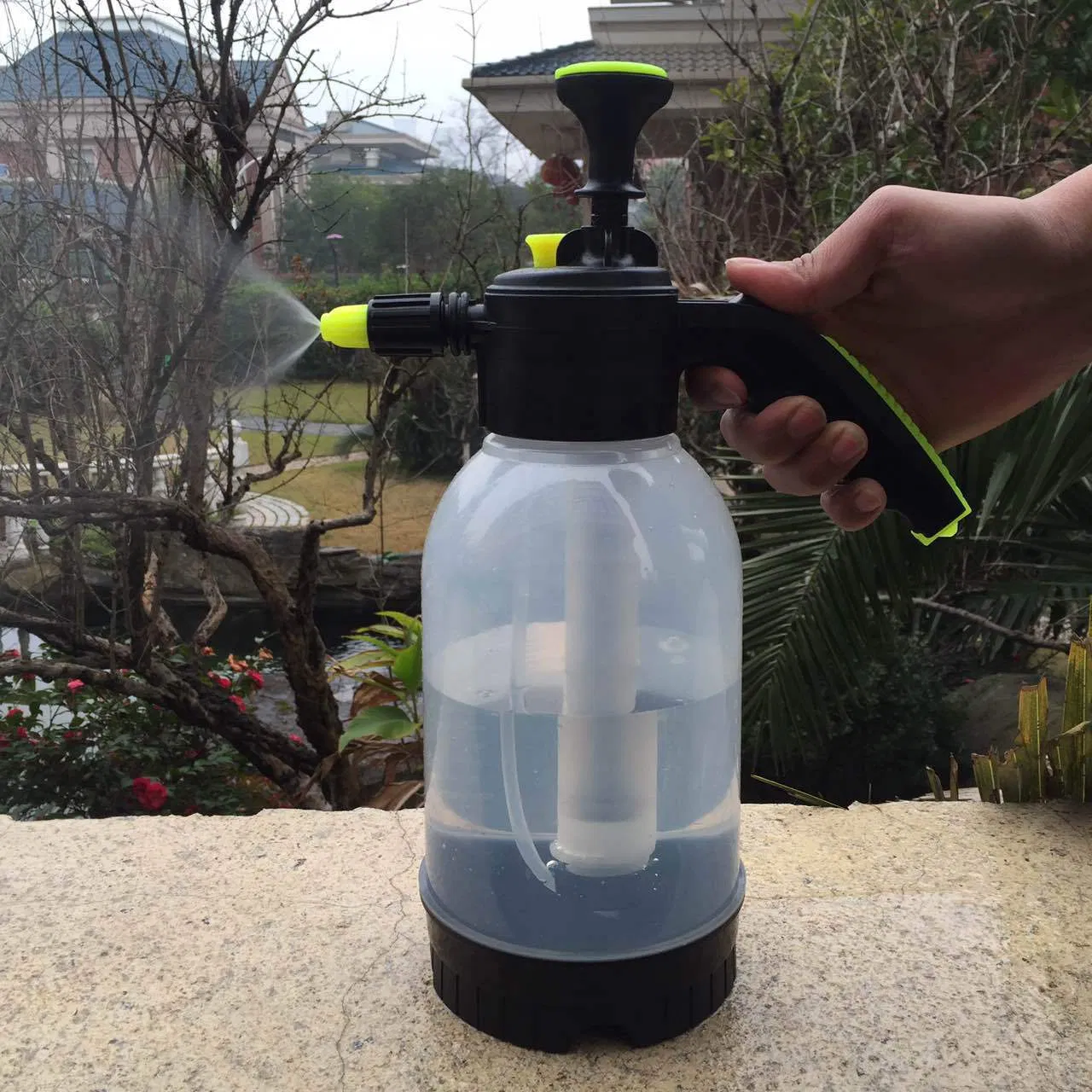 2L Garden Hand Pump Pressure Water Sprayer with Transparent Plastic Bottle