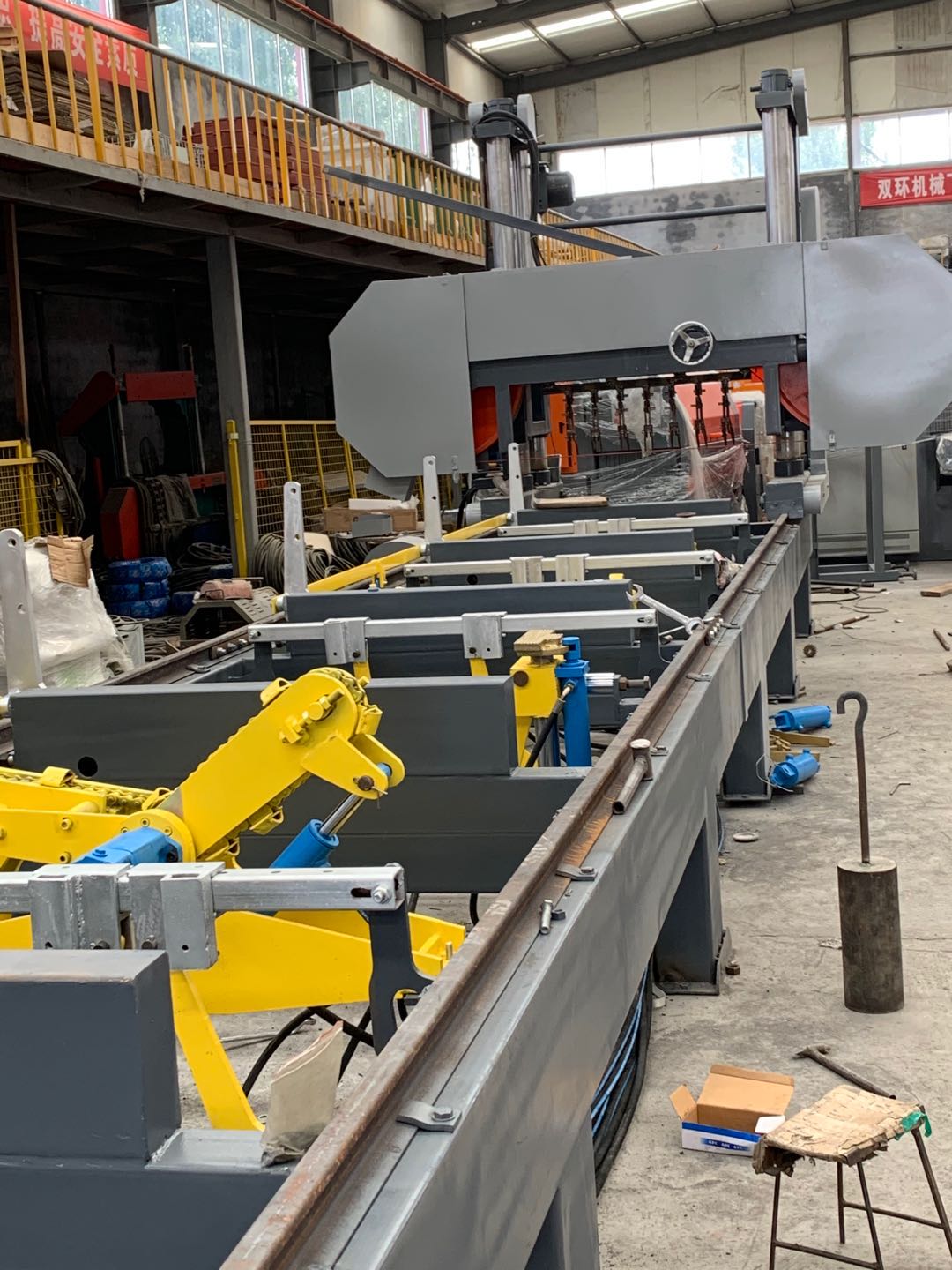 Станок ленточнопильный электрический по дереву