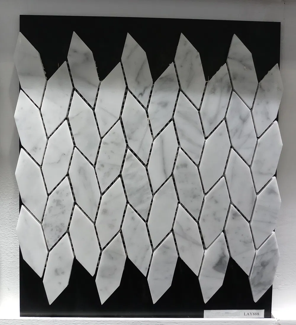 Мозаика из белого мрамора Каррара в форме листа