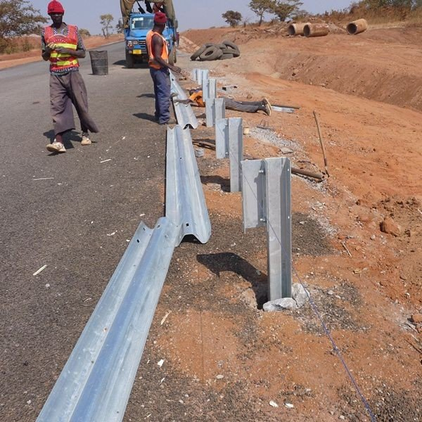 Thrie Beam Guardrails Galvanized Three Waves Road Safety Traffic Barrier Steel Hot DIP Galvanized Crash Barrier Aashto M180 En1317 Q235 Q355 Manufacturer