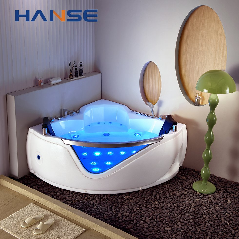 Угловая гидромассажная ванна для двоих с водопадом и ТВ