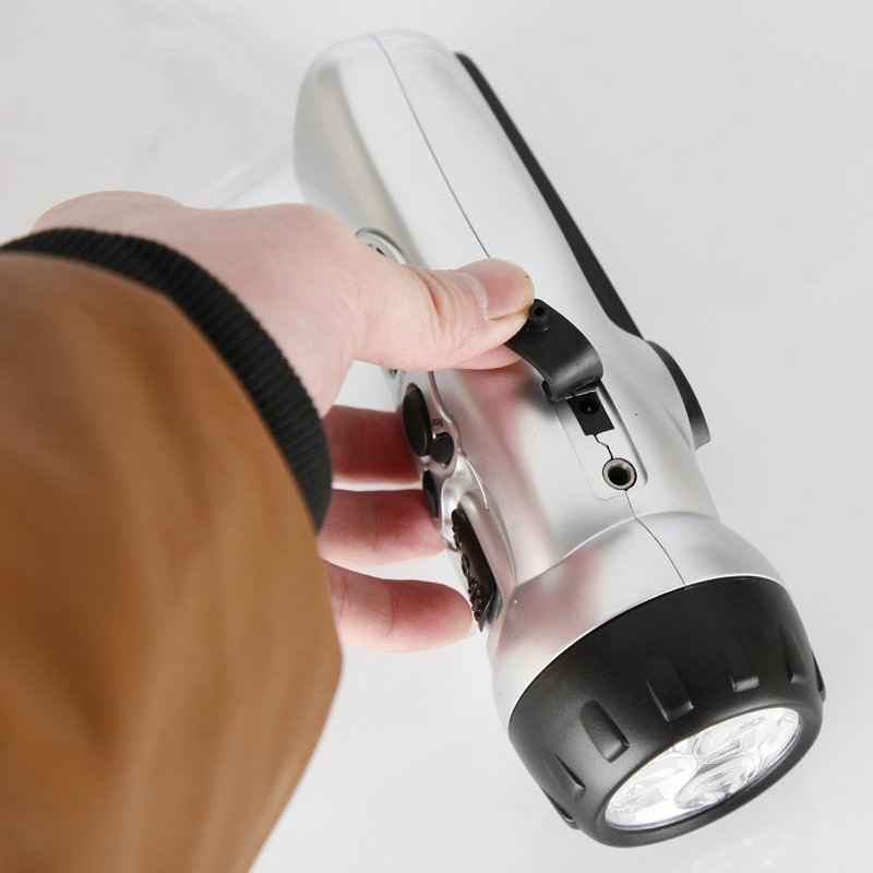 Радио с фонариком и ручной зарядкой