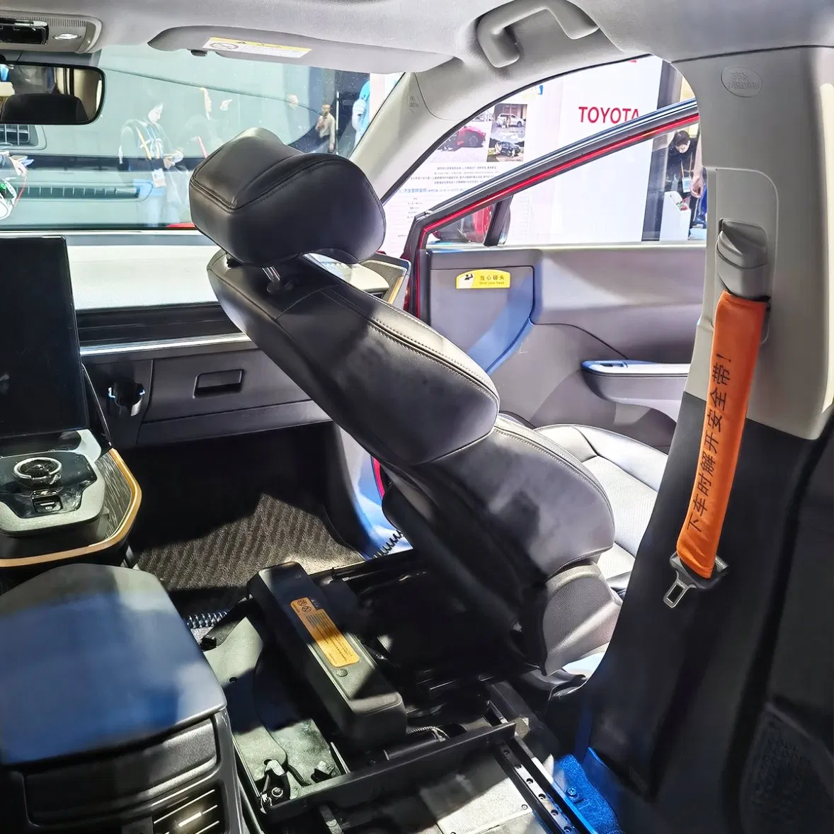 Программируемое поворотное кресло для маломобильных пассажиров