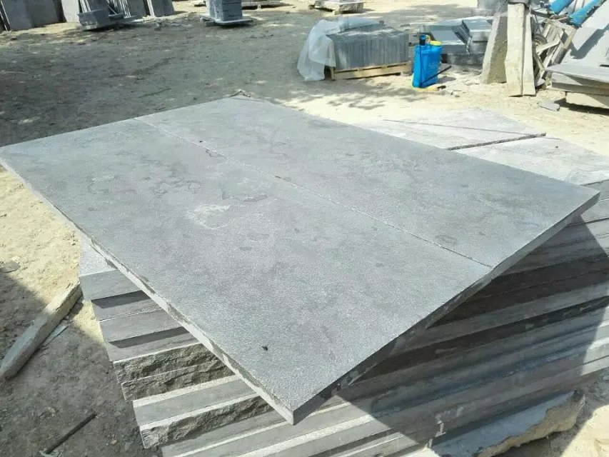 Building Material Natural Limestone Leathered/Honed/Tumbled Bluestone for Floor Tiles and Paving Stone and Wall Cladding/Facade