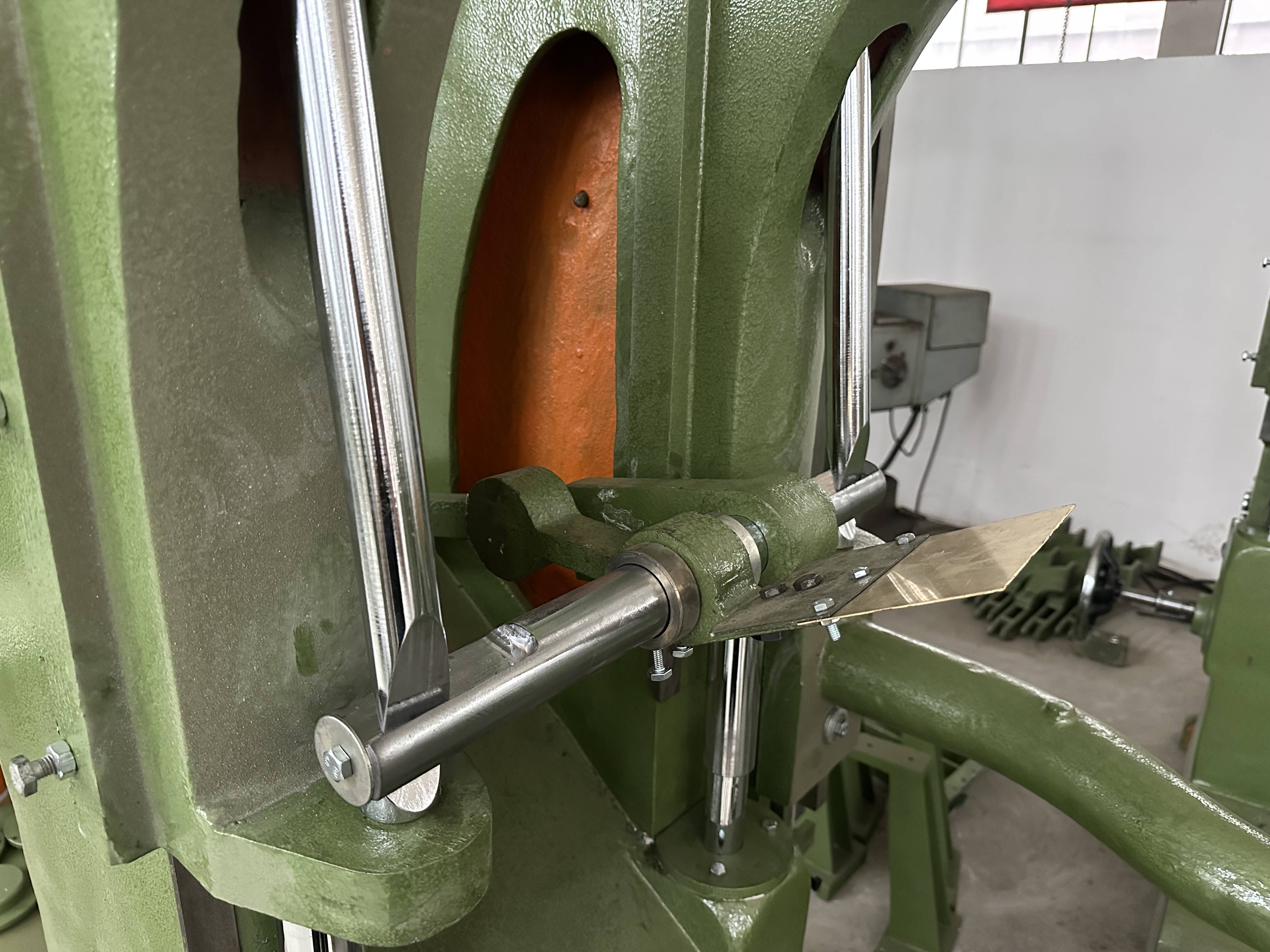 Ленточная пила вертикальная универсальная MJ3110