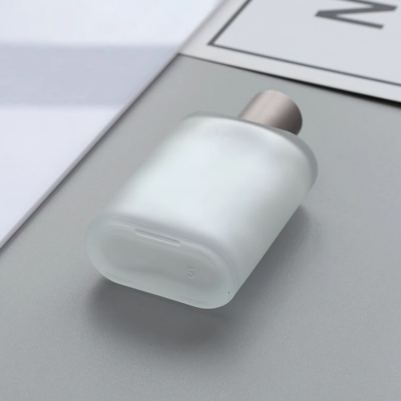 30ml 50ml 100ml Wholesale Round and Transparent Design Customizable Colors and Labels High-End Glass Perfume Bottles