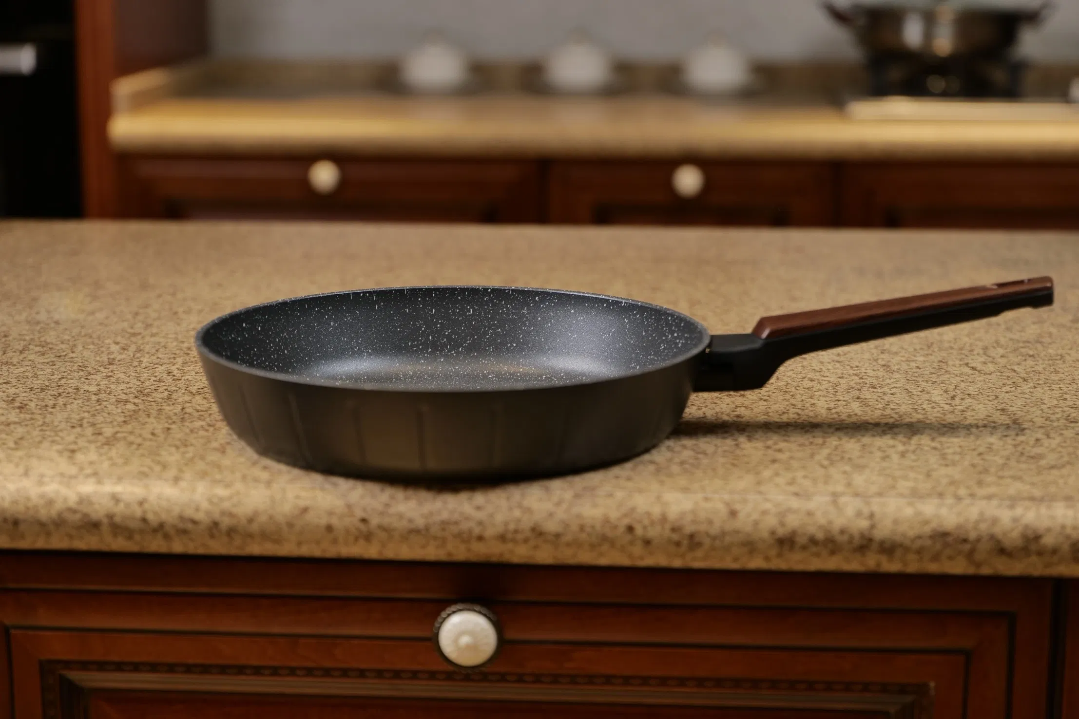 Kitchen Appliance Easy to Clean Cooking Skillet Frying Pan with Induction Bottom