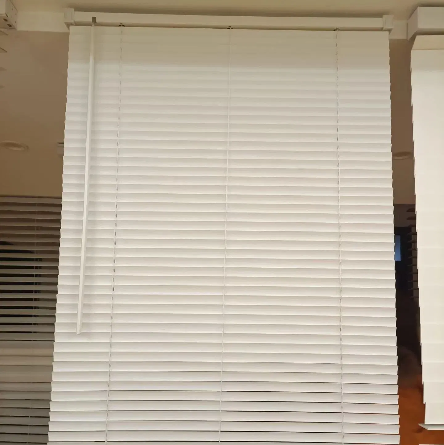 Made to Custom PVC Faux Wood Venetian Blinds Cordless Faux Wood Venetian Window Blind Home Safety