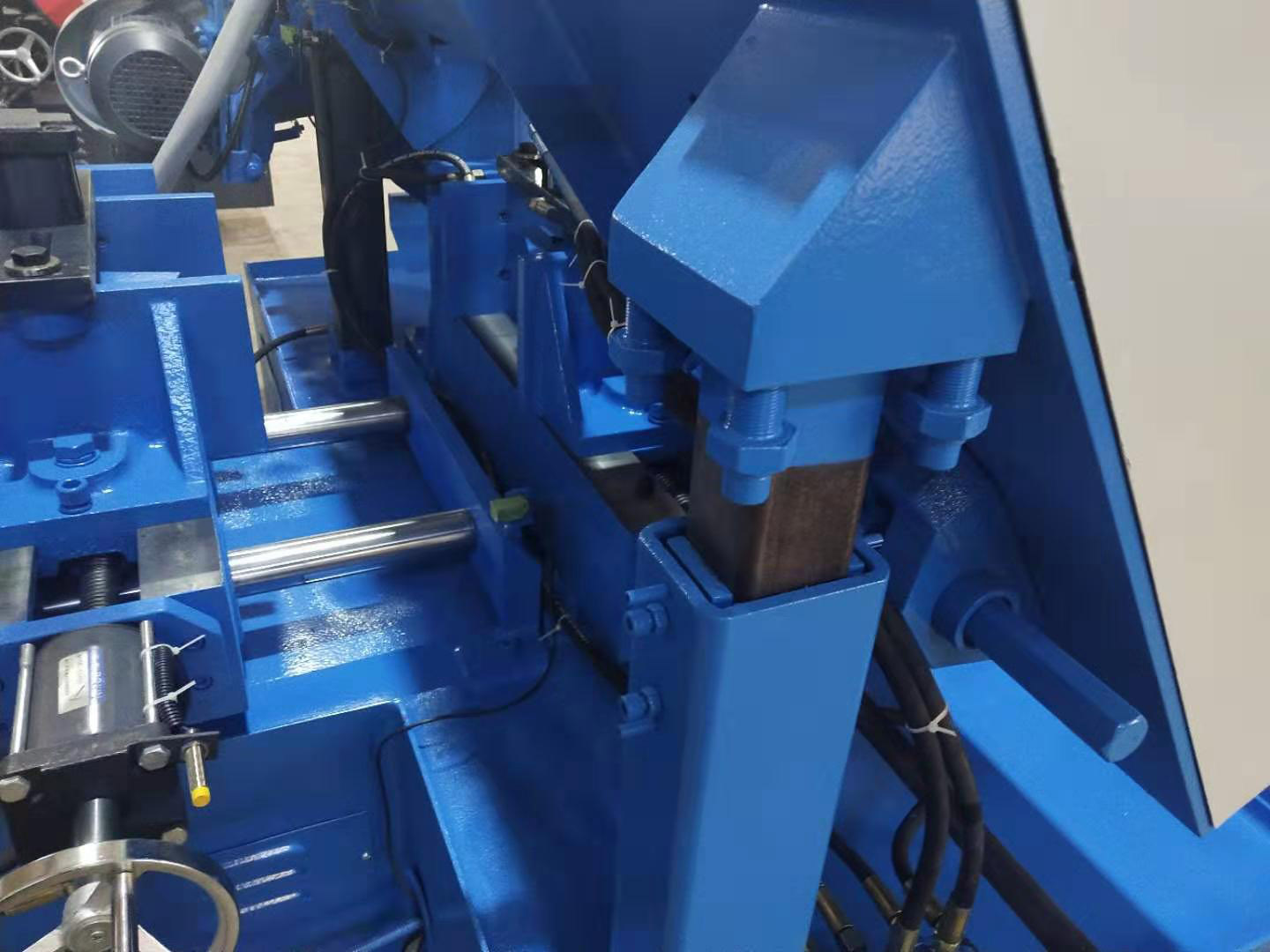 Ленточная пила по металлу полуавтоматическая электрическая