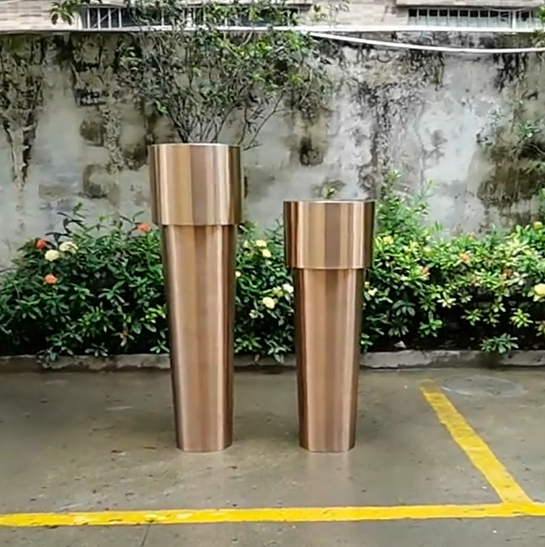 Металлические кашпо и вазы в современном стиле