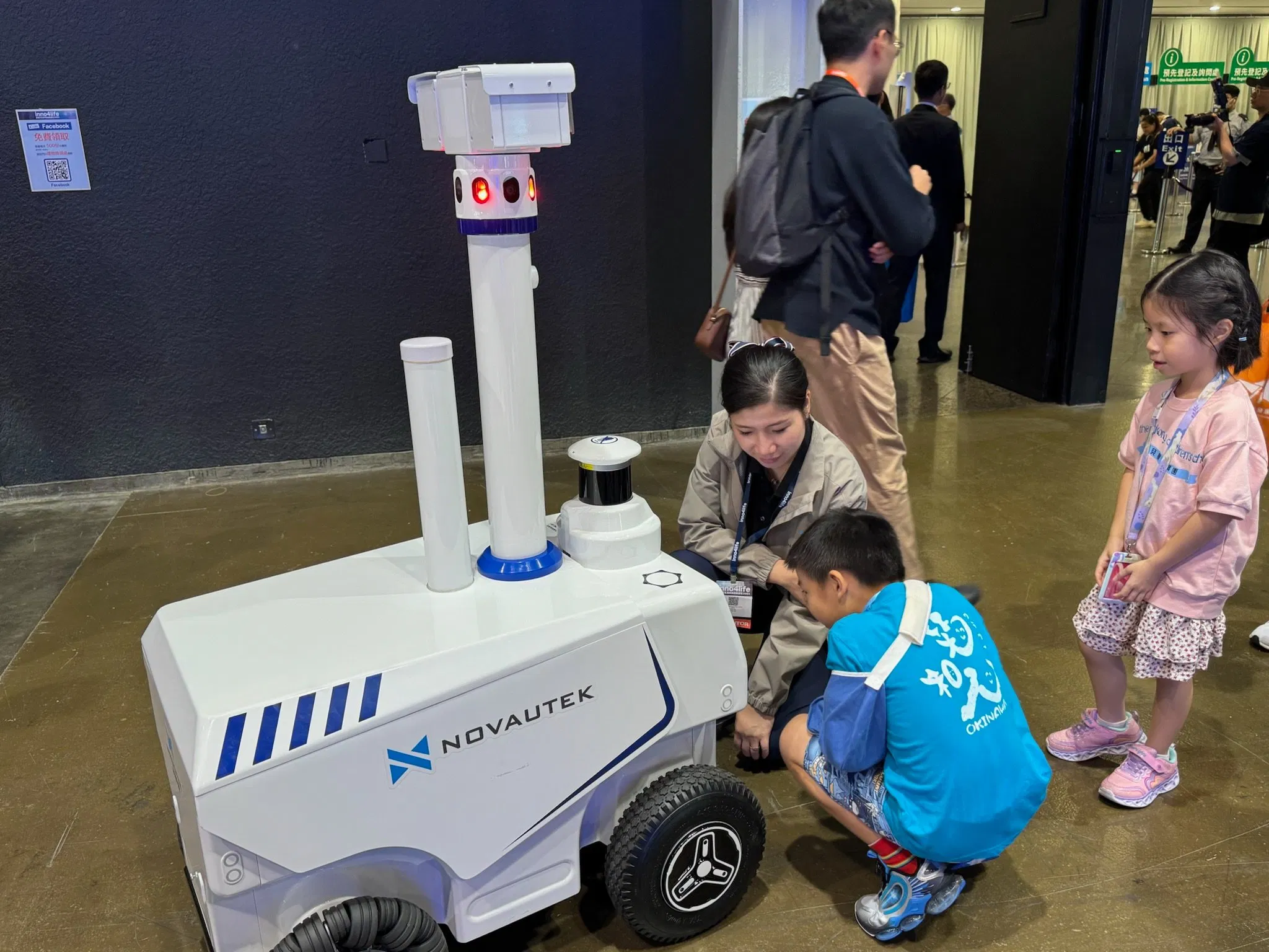 Security Robots Outdoor Patrolling Autonomous Security Robot System